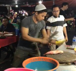 WOW! Aksi Tukang Ikan di Ternate ini Bikin Pembeli Berdecak Kagum