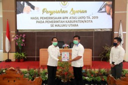 Bupati Kepulauan Sula Terima Piagam WTP