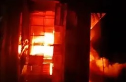 Pertokoan Cat, Bengkel Motor dan Pabrik Kayu  Dilalap Si Jago Merah