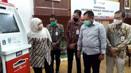 Gubernur Jatim Serahkan Mesin Anjungan Dukcapil Mandiri