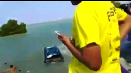 Hindari Truk Ngebut, Minibus Tercebur ke Laut
