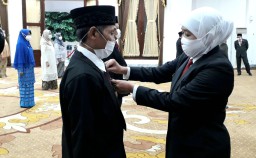 Gubernur Jatim Sematkan 2.694 Satyalancana Karya Satya ASN Pemprov