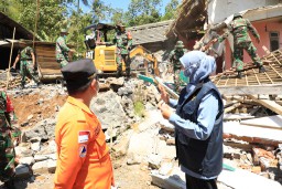 Gubernur Khofifah  Tinjau Lokasi Terdampak Gempa di Lumajang