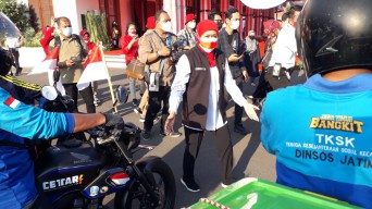 Gubernur Khofifah Kirimkan Bingkisan kepada 148 Pejuang Kemerdekaan