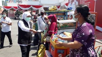 Jumat Berkah, Gubernur Jatim Bagikan Sembako  untuk PKL