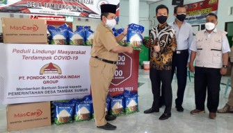 Pondok Tjandra Indah Berikan Bantuan Sosial Langsung kepada Pemerintah Desa