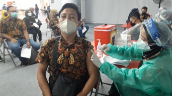 Khofifah Tinjau Vaksinasi Covid-19 1.300 Dosis di Ciputra World Surabaya