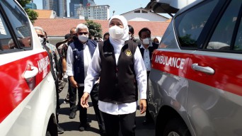 Khofifah Serahkan 7 Ambulans ke UPT Tresna Werdha