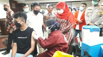Sambut PTM Terbatas, Mahasiswa UNTAG Surabaya Mulai Divaksin