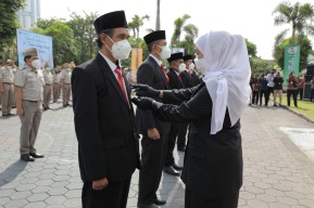 Khofifah Minta Kepala Daerah Subsidi Masyarakat Kurang Mampu