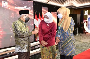 Khofifah Raih Penghargaan Pembina Produktivitas Paramakarya 2021