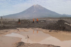Material Vulkanik Semeru Masih Keluar, Jangan Dekati Zona Merah