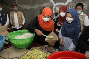 Gubernur Khofifah Pastikan Permakanan Pengungsi Layak dan Tercukupi