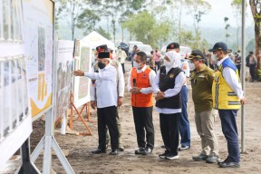 Gubernur Khofifah Pastikan Huntara Semeru Siap Ditempati Saat Lebaran