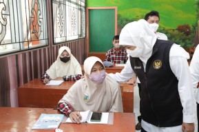 Gubernur Khofifah Pastikan PTM di Jatim Menyesuaikan Ketentuan