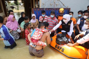 Gubernur Khofifah Kerahkan Semua Sumber Daya Pastikan Cepat Surut