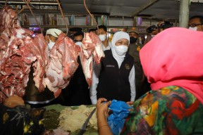Khofifah Pantau Harga Bahan Pokok di Pasar Besar Kota Pasuruan