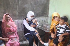 Gubernur Khofifah Kuatkan Anak dan Keluarga yang Ditinggalkan