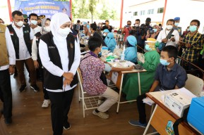 Gubernur Khofifah Ajak Masyarakat Segera Booster Sebelum Mudik