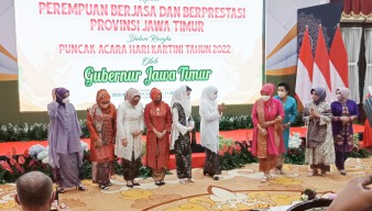 Gubernur Khofifah Serahkan Penghargaan Kepada Perempuan Berjasa