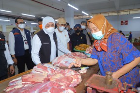 Gubernur Khofifah Pastikan Stok dan Suplai Bahan Pangan di Jatim Aman