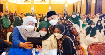 Khofifah Sampaikan Pesan Khusus ke Ratusan Wisudawan SD Khadijah