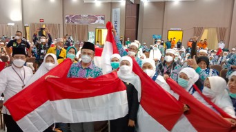 Gubernur Khofifah Bagikan Bendera Merah Putih