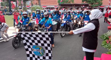 Gubernur Khofifah Salurkan 94 Bingkisan Bagi Perintis Kemerdekaan