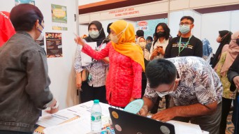 Gubernur Khofifah Kunjungi Job Fair 2022