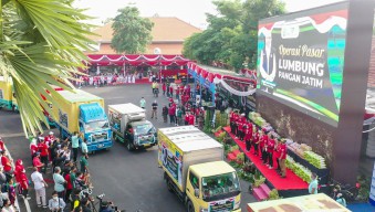 Gubernur Khofifah Berangkatkan Puluhan Truk untuk Operasi Pasar