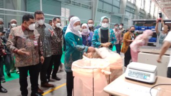 Gubernur Jatim Resmikan Gudang Pintar Dilayani Tokopedia Osowilangun