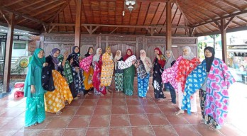 Wisatawan Mancanegera dan Mahasiswa Asing Belajar Membatik di Surabaya