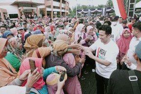 Peringatan Hari Guru, Emil Dardak Mlaku Bareng Ribuan Guru di Magetan