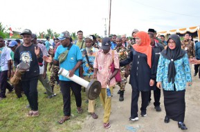 Kunjungi Kampung Maibo, Gubernur Khofifah Siap Jadi Ibu Asuh