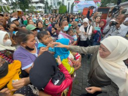 Gubernur Khofifah Bagikan 650 Paket Bapok untuk Warga Sekitar Kantor Gubernuran dan Cleaning Service