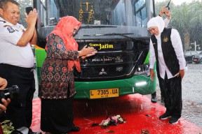 Gubernur Khofifah Luncurkan Tambahan 10 Armada Bus Transjatim Koridor I Gresik-Surabaya-Sidoarjo