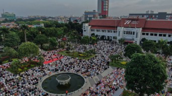 Shalat Id di Taman Surya, Wali Kota Eri Cahyadi: Waktunya Kita Bangkit Menciptakan Kesejahteraan di Surabaya!