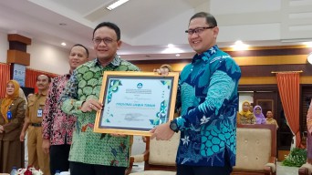 Gubernur Khofifah Terima Penghargaan dari Kemendikbudristek RI