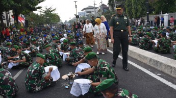 Peringati Hari Batik Nasional, 1000 Prajurit TNI Membatik Pecahkan Rekor Muri