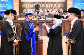 Khofifah Raih Gelar Doktor Honoris Causa Bidang Ilmu Ekonomi dari FEB - UNAIR