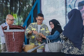 Menparekraf Ditantang Menganyam Kertas Koran Bekas dalam KaTa Kreatif Bogor