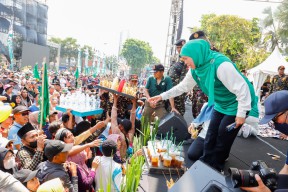 Ratusan Ribu Masyarakat Meriahkan Jalan Santai Hari Santri 2023