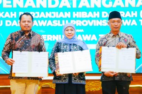 Gubernur Khofifah Tandatangani Naskah Perjanjian Hibah Daerah Bersama KPU dan Bawaslu Jatim