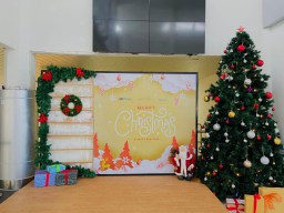 Jelang Nataru Nuansa Keindahan Natal dan Santa Nampak di Area Terminal Bandara