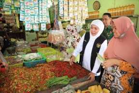 Gubernur Khofifah Pastikan  Stock Bapok Aman, Harga  Stabil Bahkan Cenderung Turun