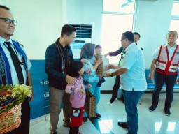 Meriahkan Akhir 2023 Bandara Pattimura Ambon dengan Flashmob dan Membagikan Cenndera Mata Spesial