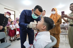 Pencanangan SUB PIN POLIO, Pj. Wali Kota Ali Kuncoro Berikan Tetesan Pertama