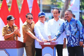 Presiden Jokowi Resmikan Inpres Jalan Daerah Jatim Bagian Selatan, Pj. Gubernur Adhy Optimis Perkuat Konektivitas dan Tingkatkan Mobilitas