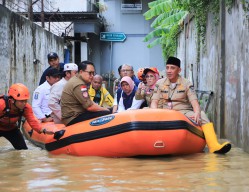 Gerak Cepat Tinjau Banjir di Blega Bangkalan, Pj. Gubernur Adhy Pastikan Evakuasi Masyarakat Rentan Diutamakan dan Segera Normalisasi DAS