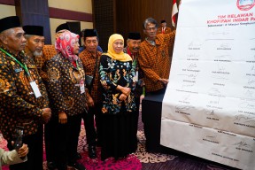 DHD  45 Bubuhkan Tanda Tangan  Dukungan untuk Khofifah Maju Kembali di Pilgub Jatim 2024